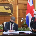 Gubernur Khofifah dan Dubes Inggris untuk Indonesia dan Timor Leste Mr. Owen Jenkins menyaksikan penandatanganan MoU terkait pemasangan panel surya (solar panel) di tiga properti JGU. Serta, penandatanganan MoU antara Liverpool John Moore University (LJMU) dengan ITS terkait kesepakatan pengembangan techno science park ITS.