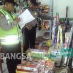 Petugas saat menggelar razia petasan. foto: dendi martoni/ BANGSAONLINE