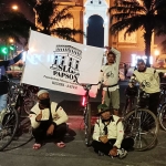 Beberapa anggota Papson sebelum ngonthel malam dengan latar belakang Monumen Simpang Lima Gumul Kediri. foto: MUJI HARJITA/ BANGSAONLINE