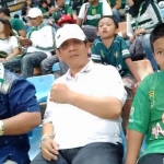 Yusuf Hidayat (paling kiri), bonek asal Semampir Surabaya saat memback up kesebelasan kesayangannya di Stadion GBT Surabaya. foto: Istimewa/ BANGSAONLINE.com