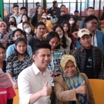 Emil Dardak berfoto bersama para peserta Content Creator Festival 2022. Foto : Hendro Suhartono/BANGSAONLINE.com