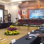 Gubernur Khofifah bersama Kepala BPS Jatim, PLH Sekda Prov Jatim, dan Kepala Perwakilan BI Jatim saat melakukan High Level Meeting dan Rakorwil Tim Pengendali Inflasi Daerah (TPID) Jatim pada 2021.