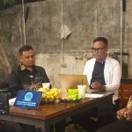 Anggota Komisi I DPRD Kabupaten Pasuruan saat podcast bersama BANGSAONLINE dalam program Jawara atau akronim dari Jagongan Wakil Rakyat.
