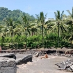 Sejumlah warga melihat Jembatan Gondoruso di Kecamatan Pasirian yang terputus akibat banjir lahar dingin Gunung Semeru pada Jumat (19/4/2024).