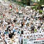 Massa dari sejumlah ormas muslim berkumpul di Masjid Istiqlal Jakarta untuk gelar Aksi Damai, Jumat (14/10). Mereka memrotes Gubernur DKI Jakarta, Basuki Tjahaja Purnama alias Ahok lantaran dinilai menistaan agama Islam. foto: merdeka.com