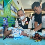 Suasana khitanan massal di LPI Riyadlatul Mubtadiin, Pamekasan, yang digelar PSBB dan JCP.