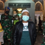 Bupati Gus Yani (tengah) saat ikut patroli skala besar dengan Kapolres dan Dandim 0817 Gresik di Masjid Jamik Gresik. foto: SYUHUD/ BANGSAONLINE