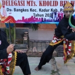 Dua siswa MTs Kholid bin Walid Pamekasan yang menyabet juara di ajang Porseni tingkat MTs Jatim.