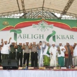 Bupati Pasuruan H. M. Irsyad Yusuf, S.E, M.M.A, Kapolres Pasuruan AKBP Rizal Martomo. S.I.K dan tamu kehomatan lain saat foto bersama dalam acara tabligh akbar di halaman Mapolres Pasuruan. foto: Andy Fachrudin/ BANGSAONLINE