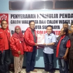 Hariyanto, S.H., M.Hum, Ketua DPC Peradi Kota Surabaya saat mengembalikan formulir pendaftaran sebagai Cawali Surabaya di DPW PSI Jatim, Sabtu (19/10) malam. foto: DIDI ROSADI/ BANGSAONLINE