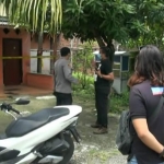 Lokasi kejadian penganiayaan dipasangi garis polisi.