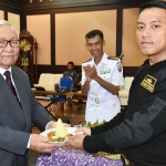 Sesepuh kapal selam Laksda TNI (Pur) Frans Wuwung, yang didaulat bersama perwira termuda Satsel Lettu Laut (P) Nurrohman, menerima potongan tumpeng dari Komandan Satsel Koarmada II.