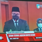 Bupati Kediri Hanindhito Himawan Pramana didampingi Wakil Bupati Kediri Dewi Mariya Ulfa saat menyampaikan pidato pertama di hadapan Rapat Paripurna DPRD Kabupaten Kediri yang disiarkan langsung oleh sejumlah stasiun TV. foto: ist.