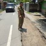 Sekretaris Desa (Sekdes) Glagaharum, Moch Tosim menunjukan lokasi jalan ambles yang menelan banyak korban kecelakaan. foto  Agus HP/HARIAN BANGSA   