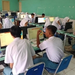 Simulasi tes SNBT (seleksi nasional berbasis tes) yang diikuti 810 sekolah SMA/SMK di 38 kota/kabupaten secara gratis.