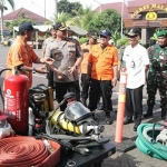 Kapolres Malang AKBP Yade Setiawan Ujung saat mengecek kelengkapan sarpras usai apel.