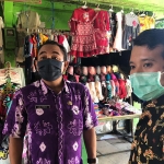 Anggota Komisi E DPRD Jatim, Adam Rusydi, S.Pd., (kanan) saat sidak ke pasar tradisional untuk melihat pelaksanaan protokol kesehatan. (foto: ist).
