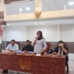 Bendahara DPC PDIP Gresik Ir. Hj. Siti Muafiyah memberikan pemahaman Pemilu 2024 kepada ratusan kader. foto: SYUHUD/BANGSAONLINE