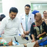 Wagub Jatim, Emil Dardak, ketika menjenguk salah satu korban terdampak dugaan keracunan program MBG yang dirawat di RSUD Prof. dr. Soekandar, Kabupaten Mojokerto.
