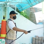 SIMBOLIS: Bambang Haryo Soekartono (BHS) melakukan penyemprotan disinfektan, di Magersari Sidoarjo, Sabtu (24/7/2021). foto: ist.