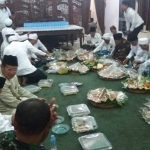 Para kiai menikmati suguhan 22 tumpeng di kediaman KH Asep Saifuddin Chalim di Pacet Mojokerto, Selasa (22/10/2019). foto: BANGSAONLINE.com