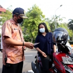 Kadishub Kota Surabaya Irvan Wahyudrajat saat melayani langsung pembayaran parkir dengan fitur QRIS di sekitar Balai Kota Surabaya, Jumat (18/6/2021). 