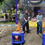 Sebanyak 8 juta lebih batang rokok ilegal tanpa cukai dimusnahkan dengan cara dibakar, Rabu (29/6/2022).