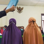 Suasana sidang kasus menantu bunuh mertua. (foto: ist).