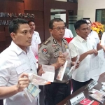 Kabid Humas Polda Jatim Kombes Pol Barung Mangera didampingi Dirreskrimsus Polda Jatim Kombes Pol Ahmad Yusep Gunawan dan Kasubdit/III Tipikor Polda Jatim, AKBP Rama Samtama Putra, S.I.K., M.H., M.Si saat merilis hasil OTT.