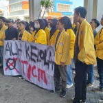 Mahasiswa ITICM Sidoarjo saat menggelar demo.