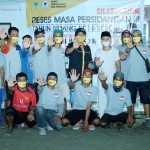 Pemuda Karang Taruna Desa Pekoren, Kecamatan Rembang foto bersama sebelum penyemprotan disinfektan.