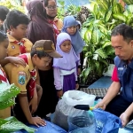 Para murid SDN Tosaren 1 saat mendengarkan penjelasan dari penyuluh pertanian lapangan DKPP Kota Kediri. Foto: Ist