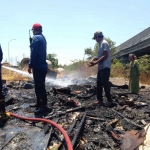 Petugas Damkar dari Pos Waru dan Buduran saat melakukan pemadaman api pada bangunan semi permanen di bawah Tol Kedungturi Sidoarjo, Selasa (12/9/2023).