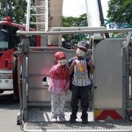 Anak-anak yang melintas menyempatkan diri untuk berfoto bersama Bronto Skylift.