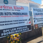Karangan bunga yang terpampang di depan Kantor Kejari Kota Probolinggo.