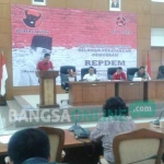 Abdi Edison, Ketua DPD Repdem Jawa Timur berbicara di podium dalam acara kordinasi Repdem se-Jatim. foto: DIDI ROSADI/ BANGSAONLINE