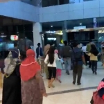 Warga yang sedang berbelanja di Blitar Town Square berhamburan saat gempa melanda.