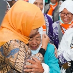 Suasana haru, Gubernur Khofifah saat mengucapkan selamat kepada salah satu peserta haji. (Ist)