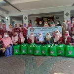 Narti Abdul Rouf foto bersama pengurus sebelum pendistribusian bantuan.