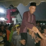 AKP Sukadi dipanggul pendukungnya setelah ditetapkan memperoleh suara terbanyak di Pilkades Bacem.