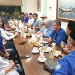 Ketua DPC Demokrat Gresik, Eddy Santoso, saat mengelar syukuran Emil Dardak sebagai Ketua Demokrat Jatim. Foto: SYUHUD/BANGSAONLINE