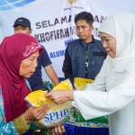 Ketua Umum PP Muslimat NU, Khofifah Indar Parawansa, saat menyapa lansia.