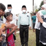 Gubernur Jawa Timur Khofifah Indar Parawansa saat melakukan peninjauan bencana banjir di Dusun Kreongan, Kelurahan Jemberlor, Kecamatan Patrang Kabupaten Jember, Selasa (2/3/2021). foto: ist