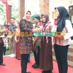 Kepala Disporabudpar Nganjuk, Sri Handariningsih, saat menyerahkan piala dan piagam kepada pemenang lomba olimpiade sejarah. Foto: BAMBANG DWI JULIANTO/BANGSAONLINE