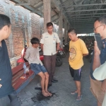 Pelaku saat diamankan warga usai kepergok curi HP
