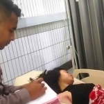 Petugas saat mendata korban kecelakaan di Surabaya.
