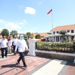 Gubernur Jawa Timur Khofifah Indar Parawansa bersama jajaran pimpinan Pemprov Jatim berjemur pagi di sekitar Gedung Negara Grahadi Surabaya. foto: instagram/ bangsaonline.com