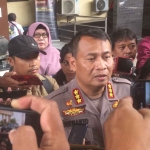 Kabid Humas Polda Jatim, Kombes Pol Dirmanto, saat memberi keterangan kepada awak media terkait kasus KDRT yang menimpa Venna Melinda.