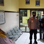 Kapolresta Sidoarjo Kombes Pol Kusumo Wahyu Bintoro saat mendatangi Mapolsek Candi untuk menemui ibu korban (duduk di kursi).