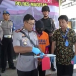 Pelaku penusukan saat dipamerkan di Mapolres Magetan.